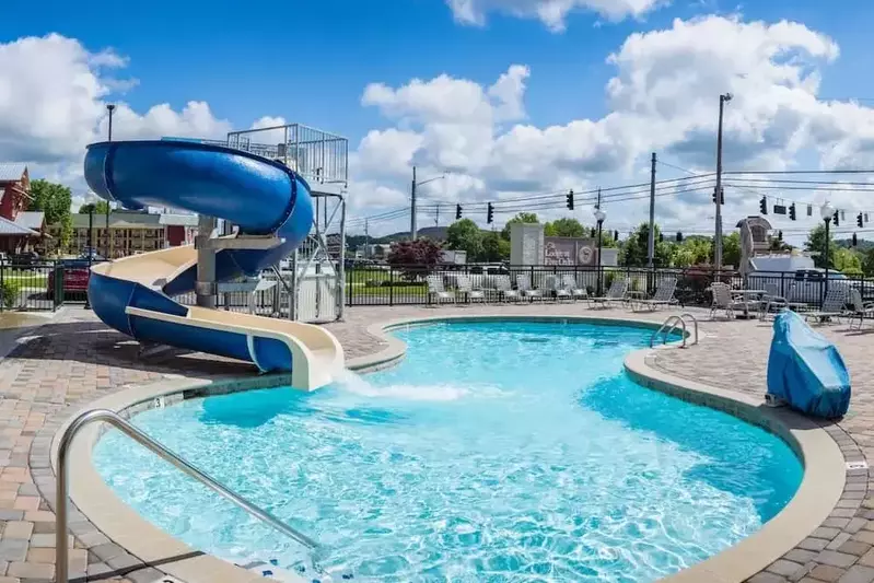 Lodge at Five Oaks pool