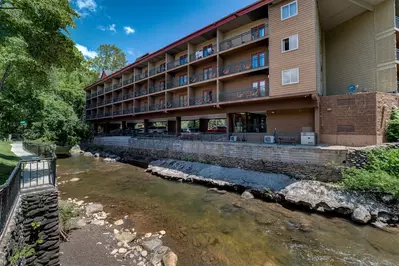 Old Creek Lodge on river