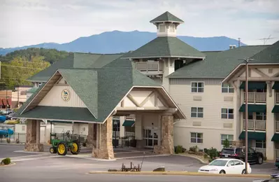 The Lodge at Five Oaks hotel on the Parkway