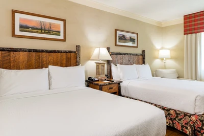 queen bed room at Sevierville hotel